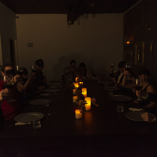 Cena a Ciegas en Grupo a Domicilio